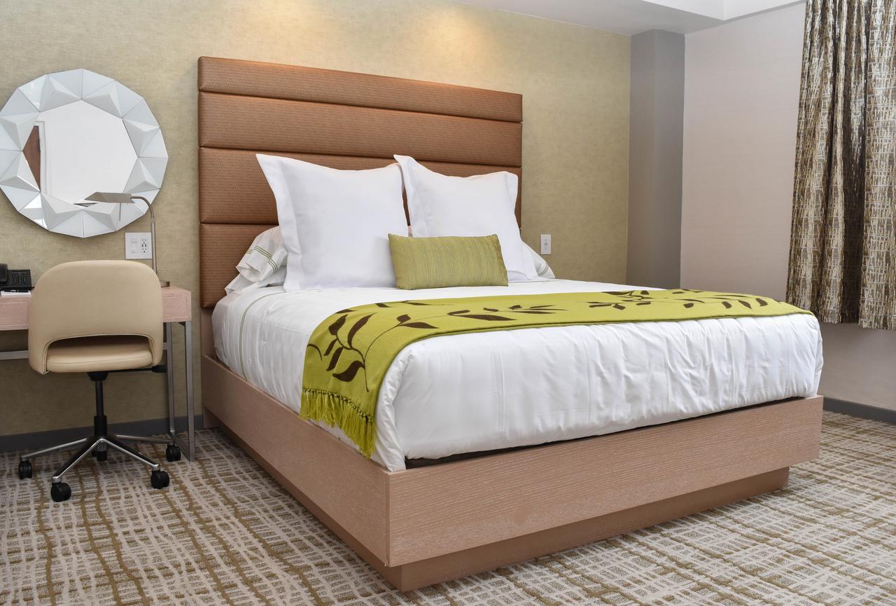 Executive Suite,530377953:JPEG
